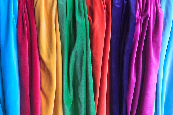 CATIFEAUA SI STOFA FOLOSITA LA SCAUNELE CU PICIOARE DIN LEMN